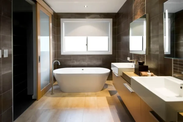 Modernes Badezimmer mit Badewanne und Doppelwaschbecken – Sanitärarbeiten von Helmut Grötschel in München